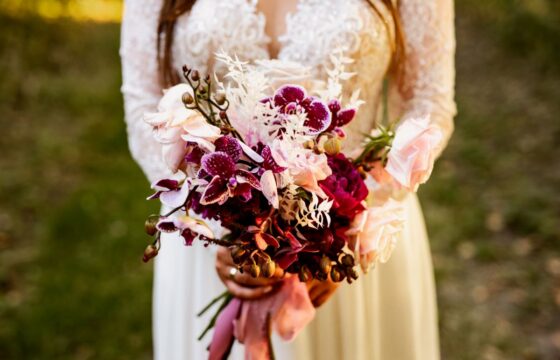 Porady dotyczące wybierania kwiatów na dekoracje ślubne